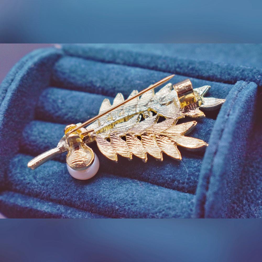 Freshwater Pearl Brooch - Gold Wheat - Akuna Pearls