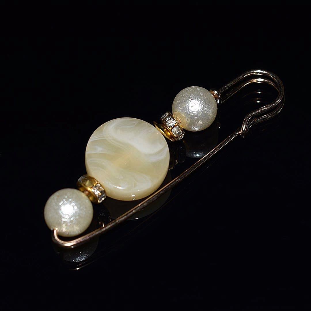 Two-pearl pin clasp